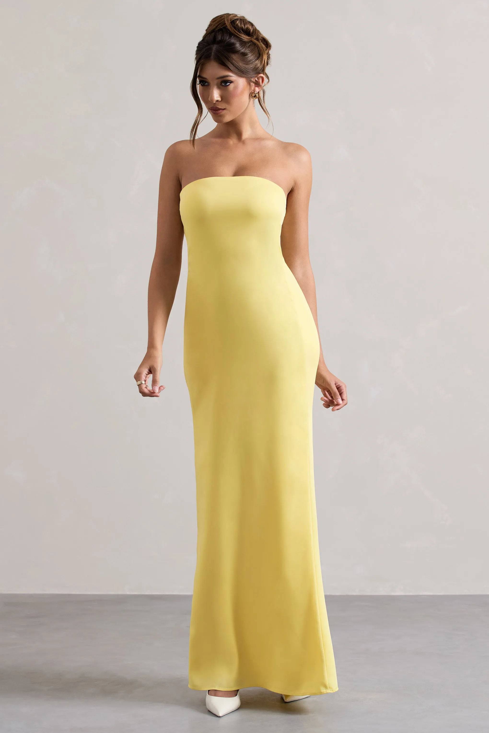 Azra | Robe longue  en satin jaune et décolleté bandeau